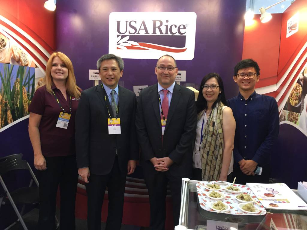 美國在台協會處長梅建華與工作人員合影