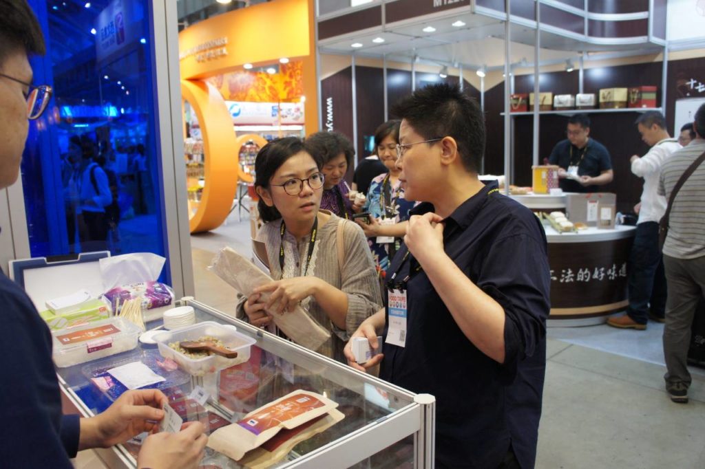 美國稻米協會的同仁親自向食品業者介紹美國米的特色